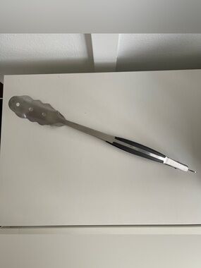 Williams Sonoma Tongs 18" Heavy Duty  Stainless Steel Clamshell Locking Grill